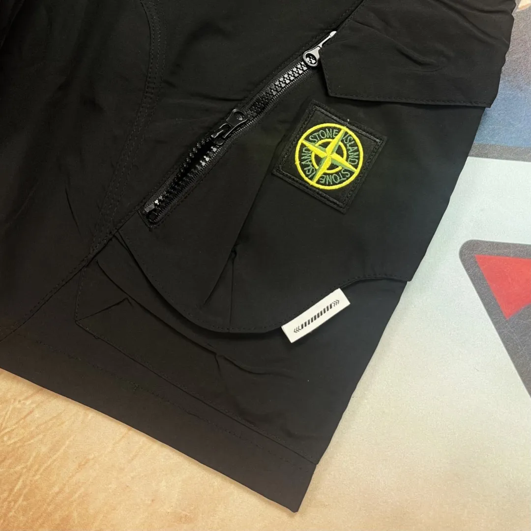 🅿️230 🔘Model number-BS701 🔘Stone Island𝐒𝐓𝐎𝐍𝐄 𝐈𝐒𝐋𝐀𝐍𝐃 25SS large pocket zipper quick-drying badge embroidered sports shorts* The fabric has been specially treated, feels great and is also particularly durable. From the design point of view, these shorts have a classic workwear style, with multiple large pockets, which are not only practical for holding things, but also add a sense of fashion. The zippers on the pockets have exquisite details and open and close smoothly. The iconic compass logo is low-key and unique, instantly upgrading your look. The waist drawstring design can be adjusted according to your waistline, making it more comfortable to wear. There are also many color choices, including classic black, which is versatile and slimming; calm military green, full of outdoor atmosphere; and personalized brown, eye-catching and fashionable. The matching suggestions are as follows: Casual street style: Pair the upper body with a white loose T-shirt, and then wear a pair of black and white sports shoes, such as Converse classics, which are simple and trendy, and are very eye-catching when going out on the street. Outdoor functional style: Wear a black quick-drying short-sleeved jacket inside, a jacket outside, and these shorts on the lower body, along with a pair of outdoor hiking shoes, and a large-capacity functional backpack, which is perfect for hiking and traveling outdoors. Simple sports style: Wear a sports vest on top, a thin sports jacket on top, and pair with these shorts and a pair of sports running shoes to go for fitness or running, comfortable and energetic.  Size: M L XL XXL Color: Black, Light Brown, Army Green